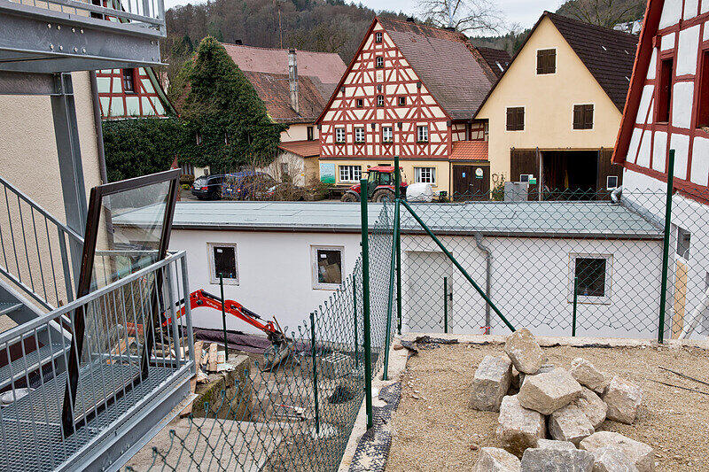 Blick am 13.12.2014 in Vorra (Bayern) auf eine weiß überstrichene Hauswand, an der zuvor Hakenkreuze und fremdenfeindliche Parolen zu sehen waren.