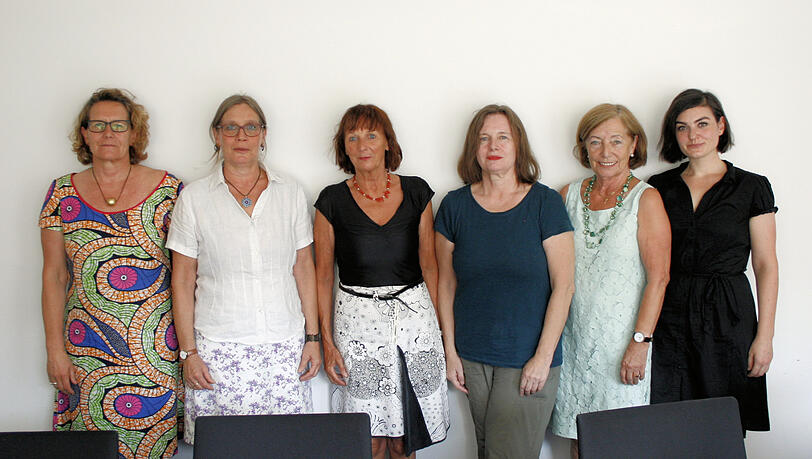 Frauen für Frauen – und Männer (v.l.): Karin Majewski (Paritätischer), Martina Helbing (Verdi), Waltraud Waldherr (Stadtbund), Agnes Kottmann (Verdi), Hanne Möller (KAB) und Natascha Almer (DGB). Frauen für Frauen – und Männer (v.l.): Karin Majewski (Paritätischer), Martina Helbing (Verdi), Waltraud Waldherr (Stadtbund), Agnes Kottmann (Verdi), Hanne Möller (KAB) und Natascha Almer (DGB).