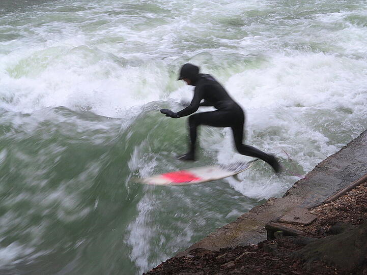 Das dachte wohl ein Münchner, der neben den Surfern am Eisbach ...
