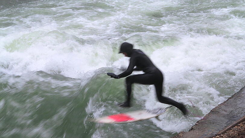 Das dachte wohl ein Münchner, der neben den Surfern am Eisbach ... Das dachte wohl ein Münchner, der neben den Surfern am Eisbach ...