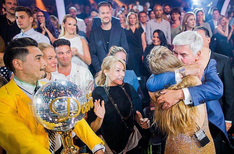 Riesen-Freude bei Victoria Swarovski und Profitänzer Erich Klann. Das Tanzpaar hat das Finale der RTL-Sendung "Let's Dance" für sich entschieden.