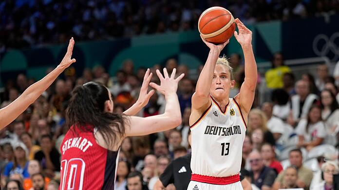 Leonie Fiebich (r.) und die deutschen Basketballerinnen machten es Topfavorit USA sehr schwer.