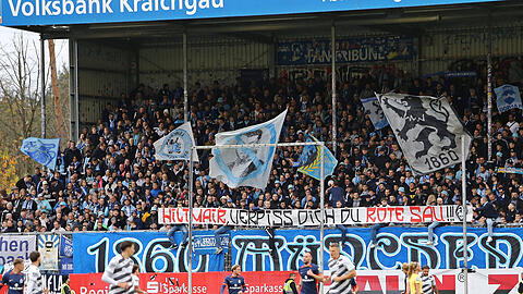 Unschöne Worte, unschöne Fahne: die 1860-Ultras protestieren gegen Geschäftsführer-Kandidat Hiltmair und Investor Ismaik.