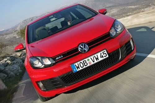 Ziemlich dynamisch, aber nicht unbedingt aggressiv: Dem Design des neuen VW Golf GTI sieht man seine sportlichen Gene an.