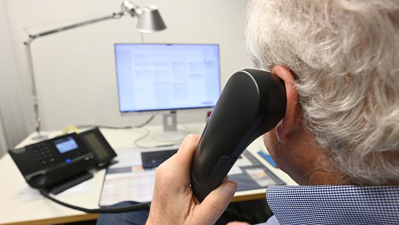 Die Mitarbeitenden der Telefonseelsorge in Bayern berichten von einer sehr hohen Arbeitszufriedenheit - und zugleich von einer hohen Arbeitsbelastung und zu wenig Personal. (Archivbild) Die Mitarbeitenden der Telefonseelsorge in Bayern berichten von einer sehr hohen Arbeitszufriedenheit - und zugleich von einer hohen Arbeitsbelastung und zu wenig Personal. (Archivbild)
