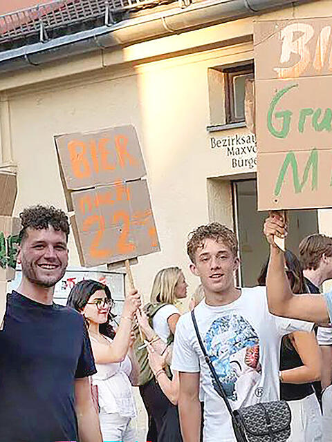 &bdquo;Durst kennt keine Uhr&ldquo;: An der Schellingstra&szlig;e protestieren am 12. August 2025 Studierende gegen das Verkaufsverbot f&uuml;r Flaschenbier nach 22 Uhr an einigen Sp&auml;tis in Univiertel.