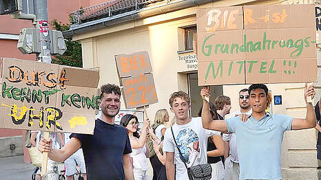 &bdquo;Durst kennt keine Uhr&ldquo;: An der Schellingstra&szlig;e protestieren am 12. August 2025 Studierende gegen das Verkaufsverbot f&uuml;r Flaschenbier nach 22 Uhr an einigen Sp&auml;tis in Univiertel.