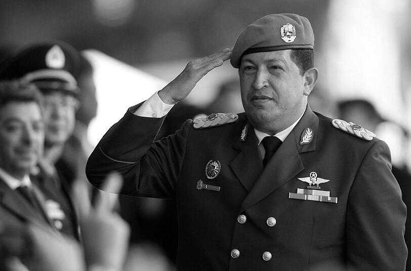 05. März: Hugo Chávez (58): Venezuelas sozialistischer Präsident setzte in seinen 14 Regierungsjahren auf Umverteilung und Verstaatlichung. Die Politik des «Commandante» spaltete das Land. Die USA waren für ihn der «Erzfeind».