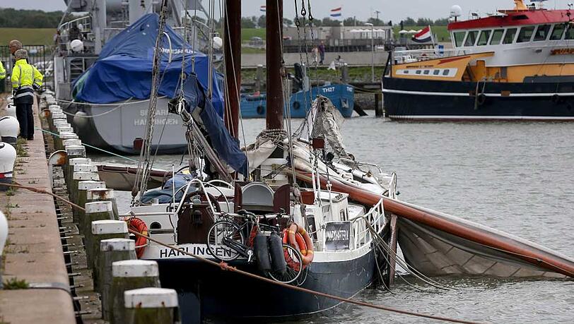 Nach dem Unglück: Das Segelschiff "Amicitia" liegt im Hafen von Harlingen. Nach dem Unglück: Das Segelschiff "Amicitia" liegt im Hafen von Harlingen.