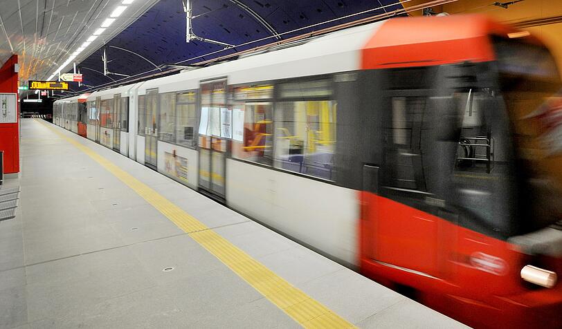 Ein Zug fährt am 09.01.2013 in Köln (Nordrhein-Westfalen) durch eine Haltestelle. Am Dienstag fällt in Köln das Urteil gegen einen 26-Jährigen, der versucht haben soll, eine Touristin in Köln vor eine fahrende U-Bahn zu stoßen.