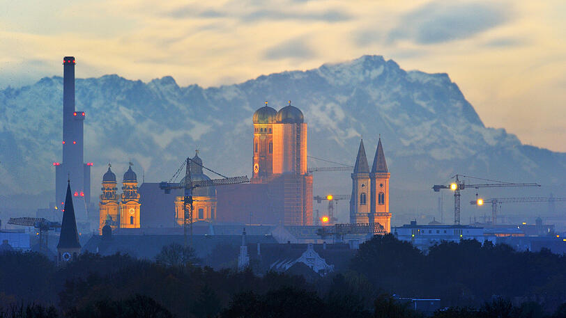 Malerisch: das Münchner Alpenpanorama (samt Heizkraftwerk süd, li.).