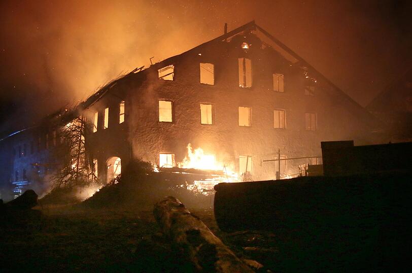 Am Freitagmorgen hat es einen Großbrand auf dem Gelände eines Bauernhofes gegeben. Das Feuer war ersten Erkenntnissen zufolge in einer Lagerhalle ausgebrochen, die Ursache war zunächst unklar.
