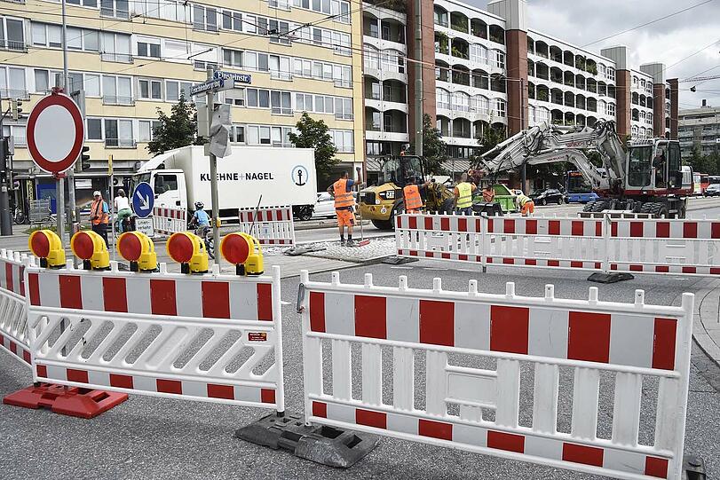 Seit Freitag ist die Einsteinstraße zwischen Mittlerem Ring und Vogelweideplatz gesperrt: Sofort brach das Verkehrschaos aus.