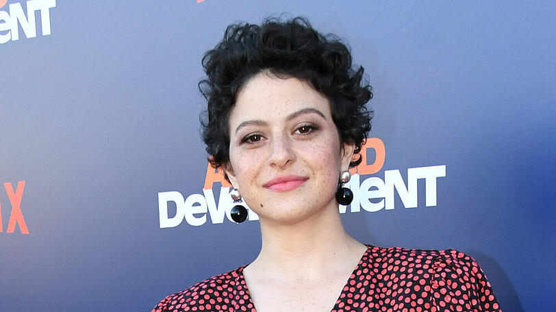 Alia Shawkat verrät, wie sie zu Brad Pitt steht.