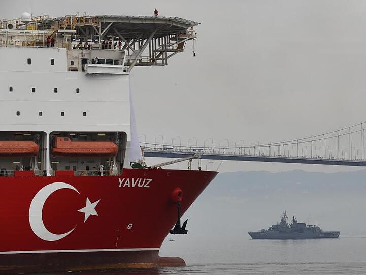 Begleitet von einem Schiff der türkischen Marine, macht sich das Bohrschiff "Yavuz" auf den Weg vor die Küste Zyperns.