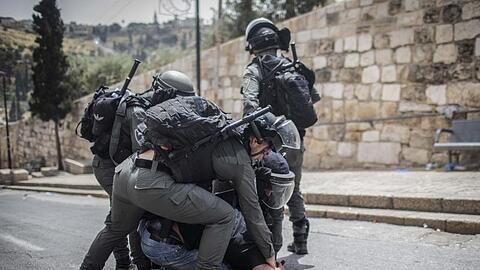 Israelische Sicherheitskräfte nehmen einen palästinensischen Demonstranten fest.