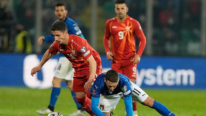 Der Italiener Domenico Berardi (r) kommt im Zweikampf mit dem Nordmazedonier Enis Bardhi zu Fall.