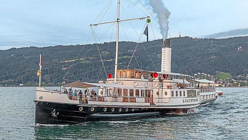 Das Jugendstil-Schiff "Hohentwiel" ist ein historischer Schaufelraddampfer aus dem 20. Jahrhundert. Das Jugendstil-Schiff "Hohentwiel" ist ein historischer Schaufelraddampfer aus dem 20. Jahrhundert.