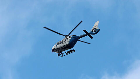 Auch ein Polizeihubschrauber war in den Großeinsatz auf der A99 eingebunden. (Symbolbild)