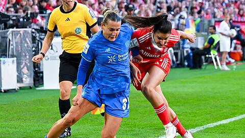 Leverkusens Nationalspielerin Carlotta Wamser (l) ringt mit Bayerns Jovana Damnjanovic um den Ball.