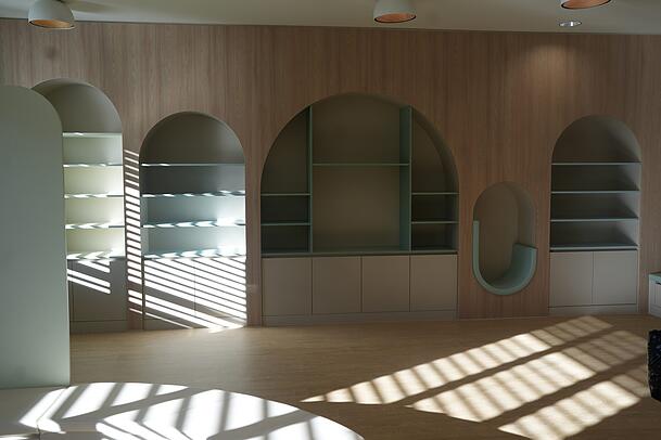 Hier kommen noch Schaukelpferde und Spielzeug rein. Dann ist der neue Aufenthaltsbereich für Kinder und ihre Eltern fertig. Ohne Spenden würde es hier trister aussehen, betonen bei dem Rundgang viele.