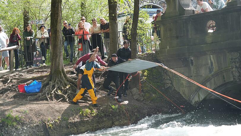Drei, zwo, eins: Hier werfen der Str&ouml;mungsexperte Robert-Meier Staude und sein Team ein an Seilen aufgeh&auml;ngtes Gitter f&uuml;r den Testversuch in den Eisbach.