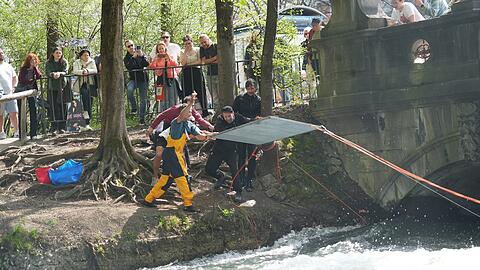 Drei, zwo, eins: Hier werfen der Str&ouml;mungsexperte Robert-Meier Staude und sein Team ein an Seilen aufgeh&auml;ngtes Gitter f&uuml;r den Testversuch in den Eisbach.
