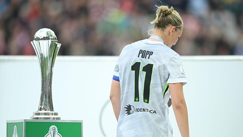 Abschied ohne Titel: Nach dem 0:4 ging Popp mit gesenktem Kopf an der Troph&auml;e vorbei.