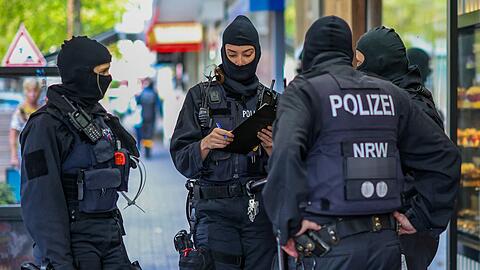 Polizeibeamte w&auml;hrend der Razzia in Duisburg