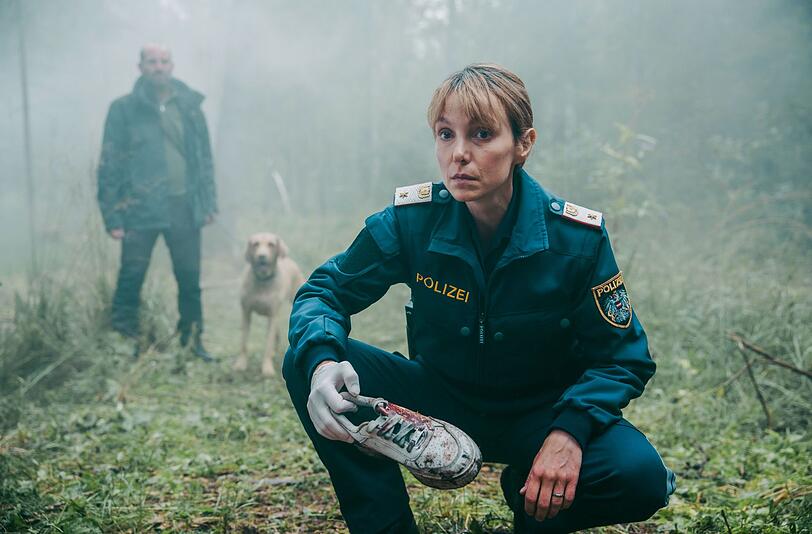 Als der Hund von Gruber (Matthias B&ouml;hm) einen blutbefleckten Sneaker aus dem Moor holt, ahnt Polizistin Pia Krauss (Julia Koschitz) B&ouml;ses ...