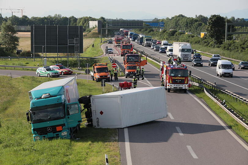 Vermutlich weil er zu schnell auf die Autobahn fährt, kommt ein Laster in der Kurve von der Fahrbahn ab und fährt in die Leitplanke. Sein Hänger kippt um.