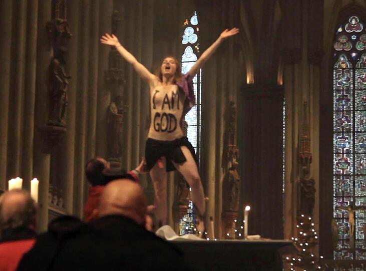 Femen-Aktivistin Josephine Witt springt am ersten Weihnachtsfeiertag nackt auf den Altar des Kölner Doms.