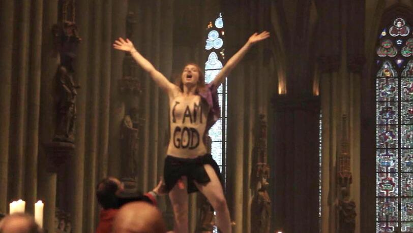 Femen-Aktivistin Josephine Witt springt am ersten Weihnachtsfeiertag nackt auf den Altar des Kölner Doms. Femen-Aktivistin Josephine Witt springt am ersten Weihnachtsfeiertag nackt auf den Altar des Kölner Doms.