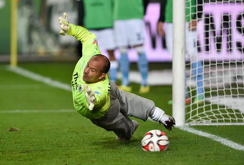 GABOR KIRALY: NOTE 4: Zeigte sofort gegen Matmour (2.), warum ihm Trainer Moniz vertraut: Er ist im Eins-gegen-Eins eine Macht. Beim Strafstoß fast dran, aber am 2:3 beteiligt.