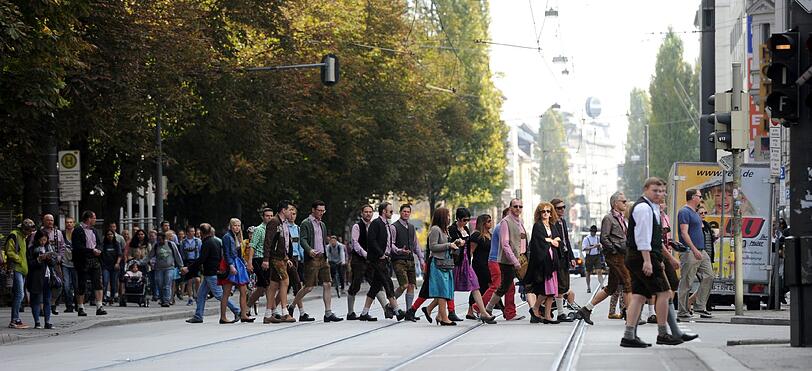 Menschenmassen strömen in Richtung Theresienwiese.
