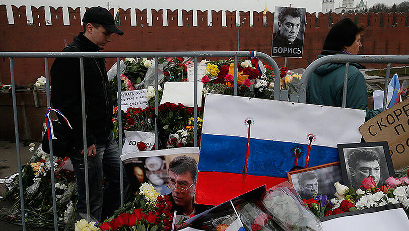 Blumen am Tatort. Boris Nemzow wird am Dienstag in Moskau beigesetzt. Blumen am Tatort. Boris Nemzow wird am Dienstag in Moskau beigesetzt.