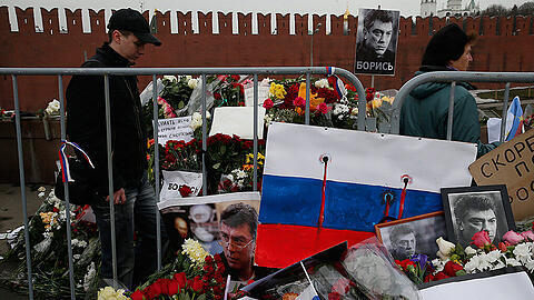Blumen am Tatort. Boris Nemzow wird am Dienstag in Moskau beigesetzt.