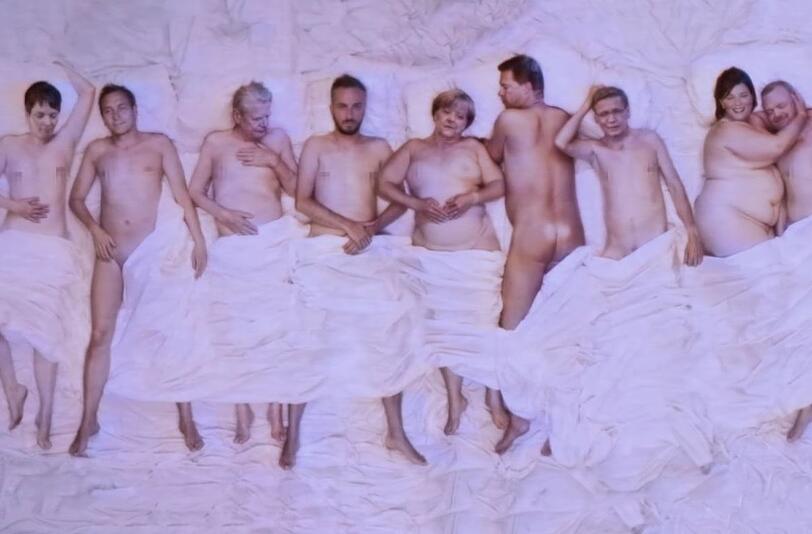 A la Kanye-Style: Jan Böhmermann im Bett mit Joachim Gauck, Angela Merkel, Stefan Raab und einigen anderen bekannten Gesichtern.