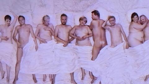 A la Kanye-Style: Jan Böhmermann im Bett mit Joachim Gauck, Angela Merkel, Stefan Raab und einigen anderen bekannten Gesichtern.