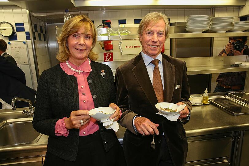 Ausnahmsweise speisen sie im Stehen &ndash; in der Küche: Prinzessin Ursula und Prinz Leopold von Bayern.
