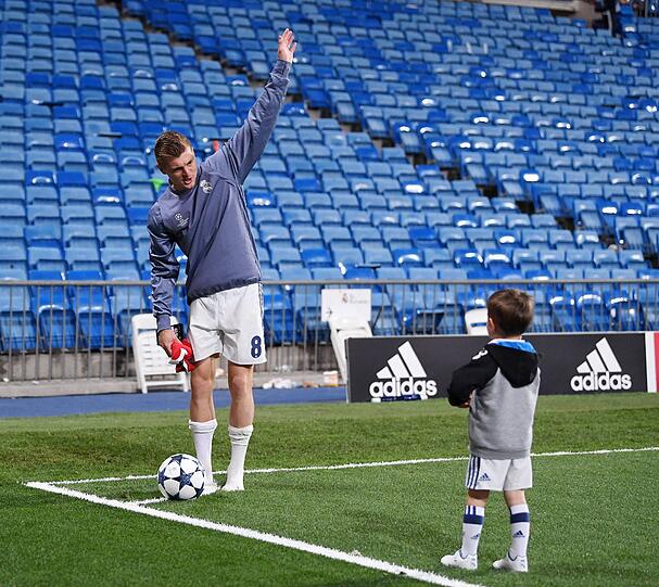 Leon gefiel das Bad in der Menge sichtlich: Er schaute hinauf zu den Bayern-Fans und winkte ihnen zu. Ein herrlicher Moment, den der stolze Vater Toni Kroos mit seinem Smartphone in einem Video festhielt. Später postete Kroos das Video bei Twitter und bedankte sich bei den Anhängern der Münchnern für die ganz spezielle Unterstützung.