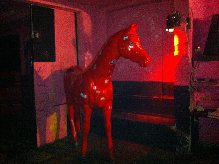 Die Rubybar mit dem roten Pferd zieht weiter.