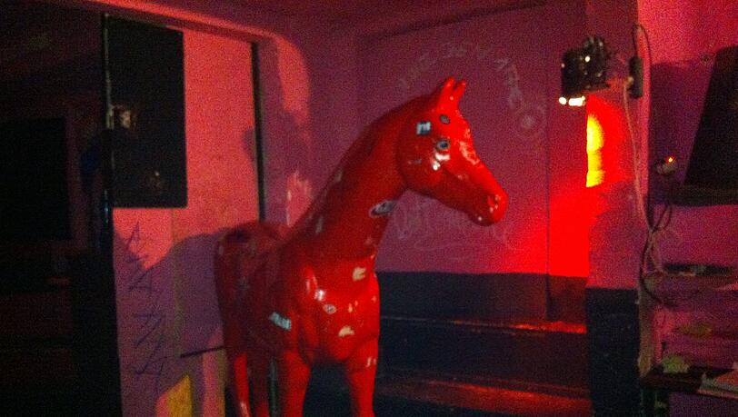 Die Rubybar mit dem roten Pferd zieht weiter. Die Rubybar mit dem roten Pferd zieht weiter.