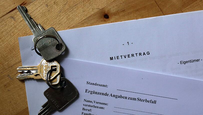 Stirbt ein Mieter, können die Erben den Vertrag auflösen und die Schlüssel an den Vermieter zurückgeben. Müssen sie aber nicht: Denn Angehörige müssen nicht aus der gemeinsamen Wohnung ausziehen – der Mietvertrag bleibt grundsätzlich weiterhin in Kraft. Stirbt ein Mieter, können die Erben den Vertrag auflösen und die Schlüssel an den Vermieter zurückgeben. Müssen sie aber nicht: Denn Angehörige müssen nicht aus der gemeinsamen Wohnung ausziehen – der Mietvertrag bleibt grundsätzlich weiterhin in Kraft.