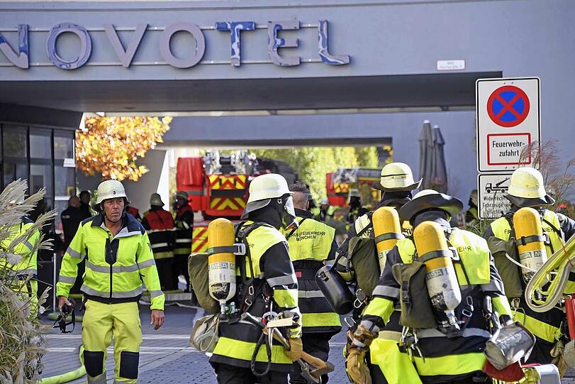 Wegen der starken Rauchentwicklung nach einem Saunabrand hat die Feuerwehr das Hotel evakuiert. Verletzt wurde niemand.