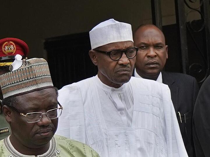 Präsident Muhammadu Buhari (M) verlässt die Parteizentrale seiner Partei All Progressive Congress nach einer Notsitzung mit hochrangingen Mitgliedern.