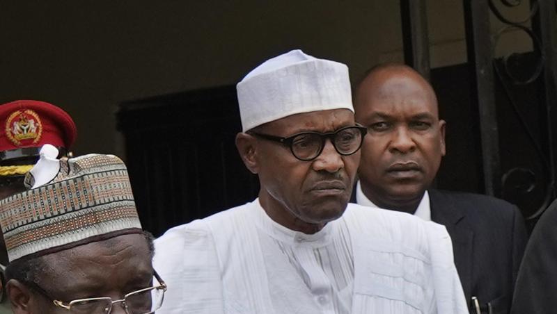 Präsident Muhammadu Buhari (M) verlässt die Parteizentrale seiner Partei All Progressive Congress nach einer Notsitzung mit hochrangingen Mitgliedern. Präsident Muhammadu Buhari (M) verlässt die Parteizentrale seiner Partei All Progressive Congress nach einer Notsitzung mit hochrangingen Mitgliedern.