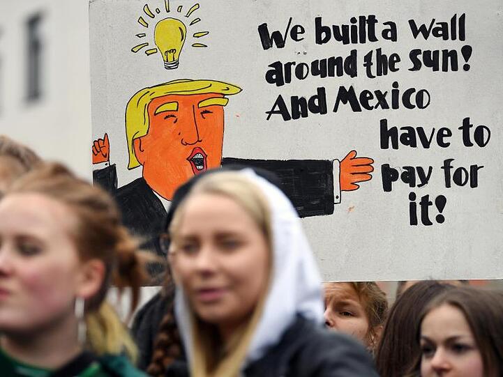 Donald Trump rettet das Klima: "Wir haben eine Mauer um die Sonne gebaut, und Mexiko wird dafür bezahlen". Hunderte Schüler beteiligen sich in Halle/Saale an der Demo "Fridays for Future".