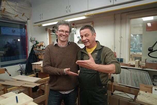 Schreinermeister Klaus Haas (l.) und Arbeitsanleiter Friedhelm Jung wissen, dass sie ihren Schützlingen mehr beibringen als nur Handwerk.