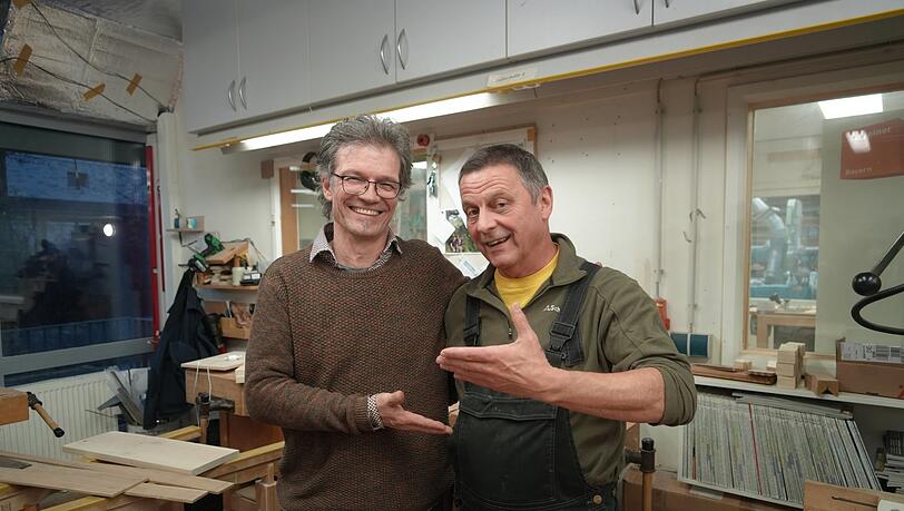 Schreinermeister Klaus Haas (l.) und Arbeitsanleiter Friedhelm Jung wissen, dass sie ihren Schützlingen mehr beibringen als nur Handwerk. Schreinermeister Klaus Haas (l.) und Arbeitsanleiter Friedhelm Jung wissen, dass sie ihren Schützlingen mehr beibringen als nur Handwerk.